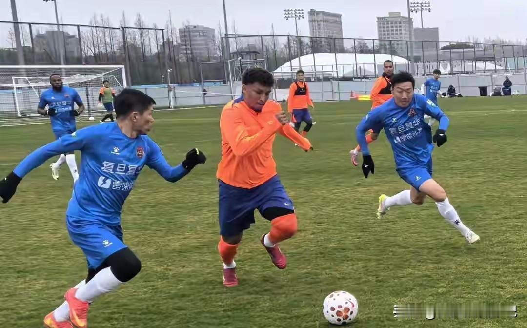 热身赛，泰山4-1宁波。刘彬彬再度进球！
今天山东泰山跟中甲宁波队进行了一场热身