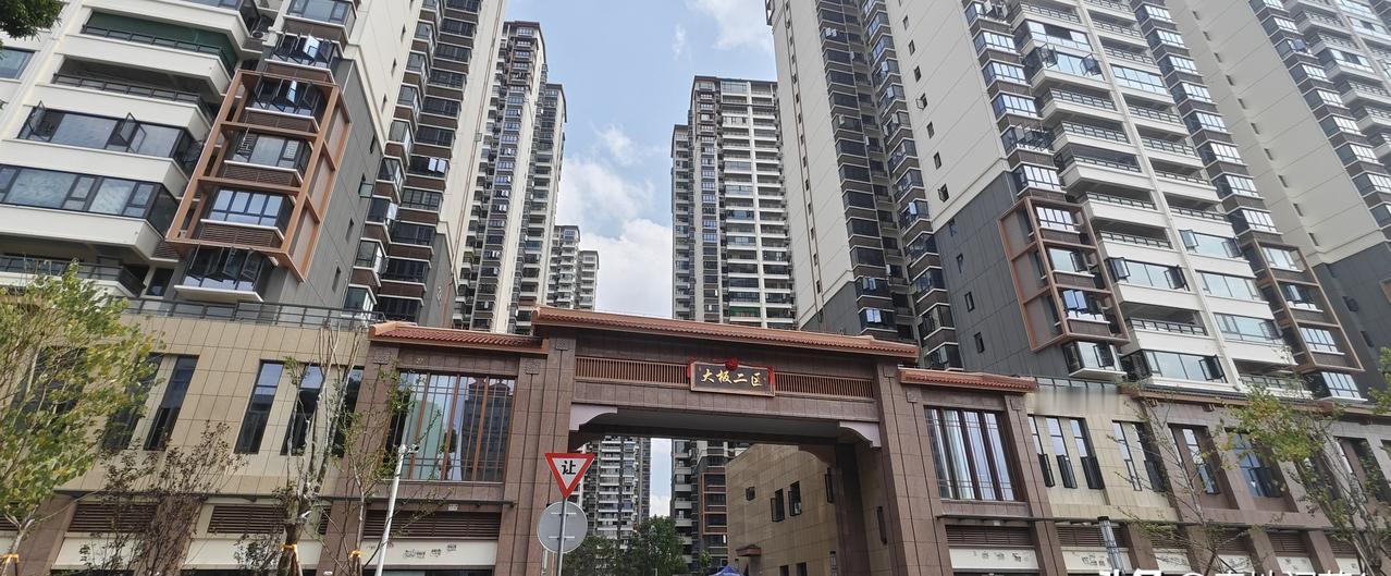 大板楼原来在这里啊。之前在秀厢大道北湖安居小区，看到说是大板楼市场。可有一次，经