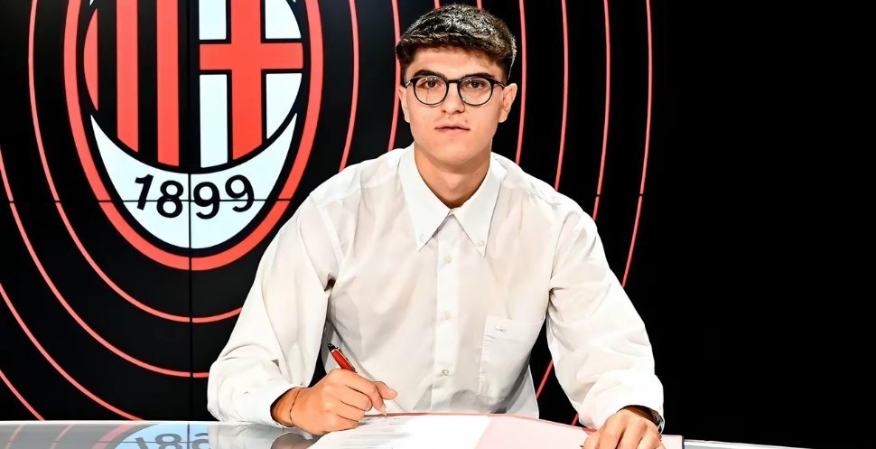 19岁的巴特萨基坐稳米兰左后卫（左边翼位）主力位置，这是米兰的伟大传承！作为米兰