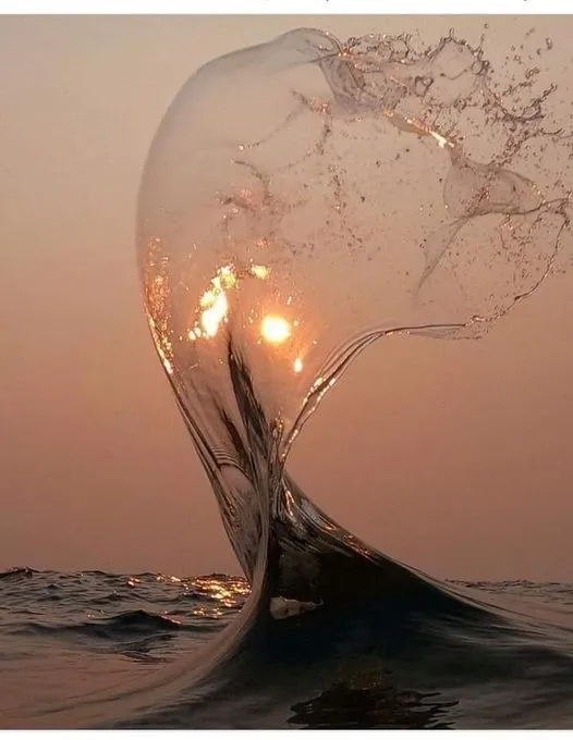 水花溅起那一刻 - 海洋的瞬间与阳光的交汇