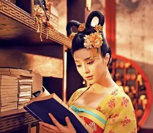 贞观十一年，李世民游览东都洛阳，14天的武则天因相貌出众被李世民召入宫，这是14