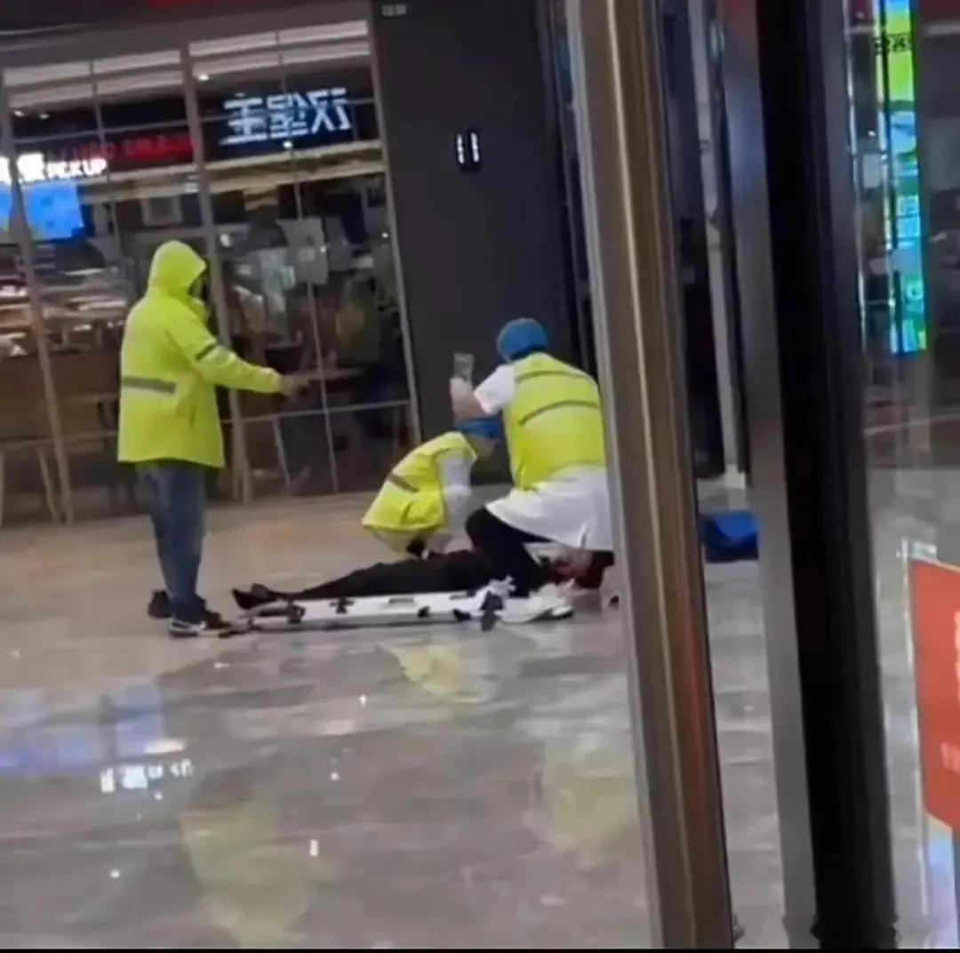 18层高空的冲动警示：千万不要在情绪谷底，拿生命赌一段感情浙江嘉兴一名20岁女孩