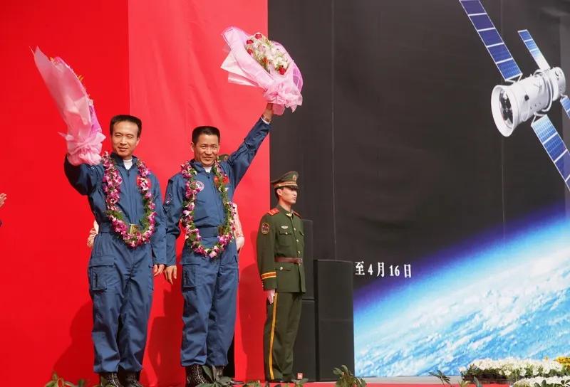 必须向航天员们致敬！他们太伟大、太辛苦了。
2003年10月15日，杨利伟搭乘“