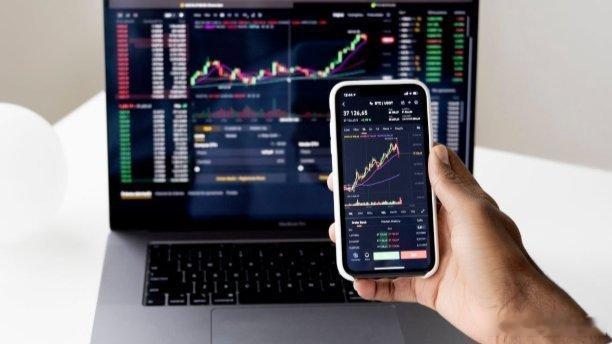 凤凰新闻【美股史诗级暴跌！美光狂跌13%，迈威尔闪崩17%！官媒提示小登风险】全