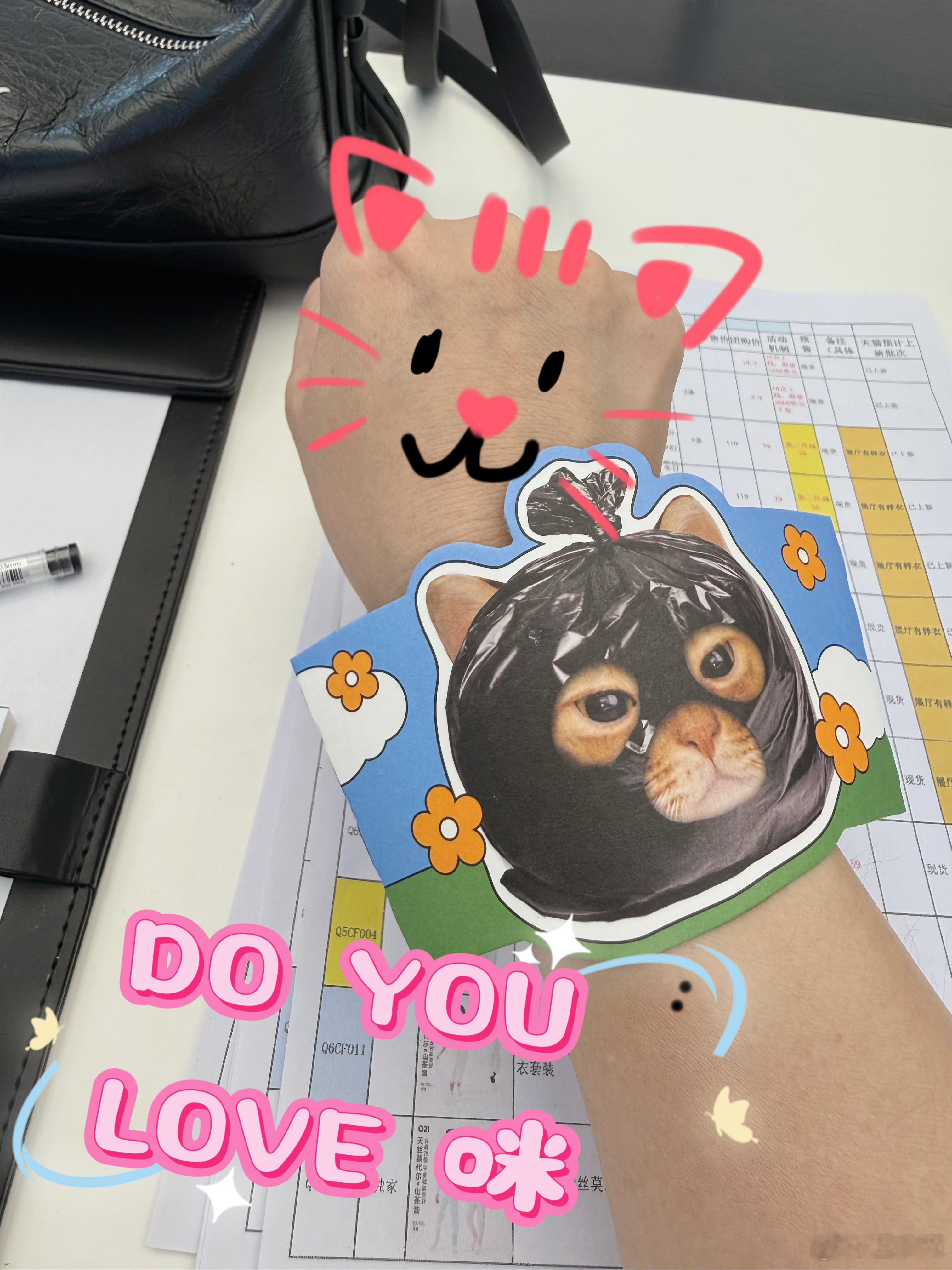 午间休息，在画小猫 