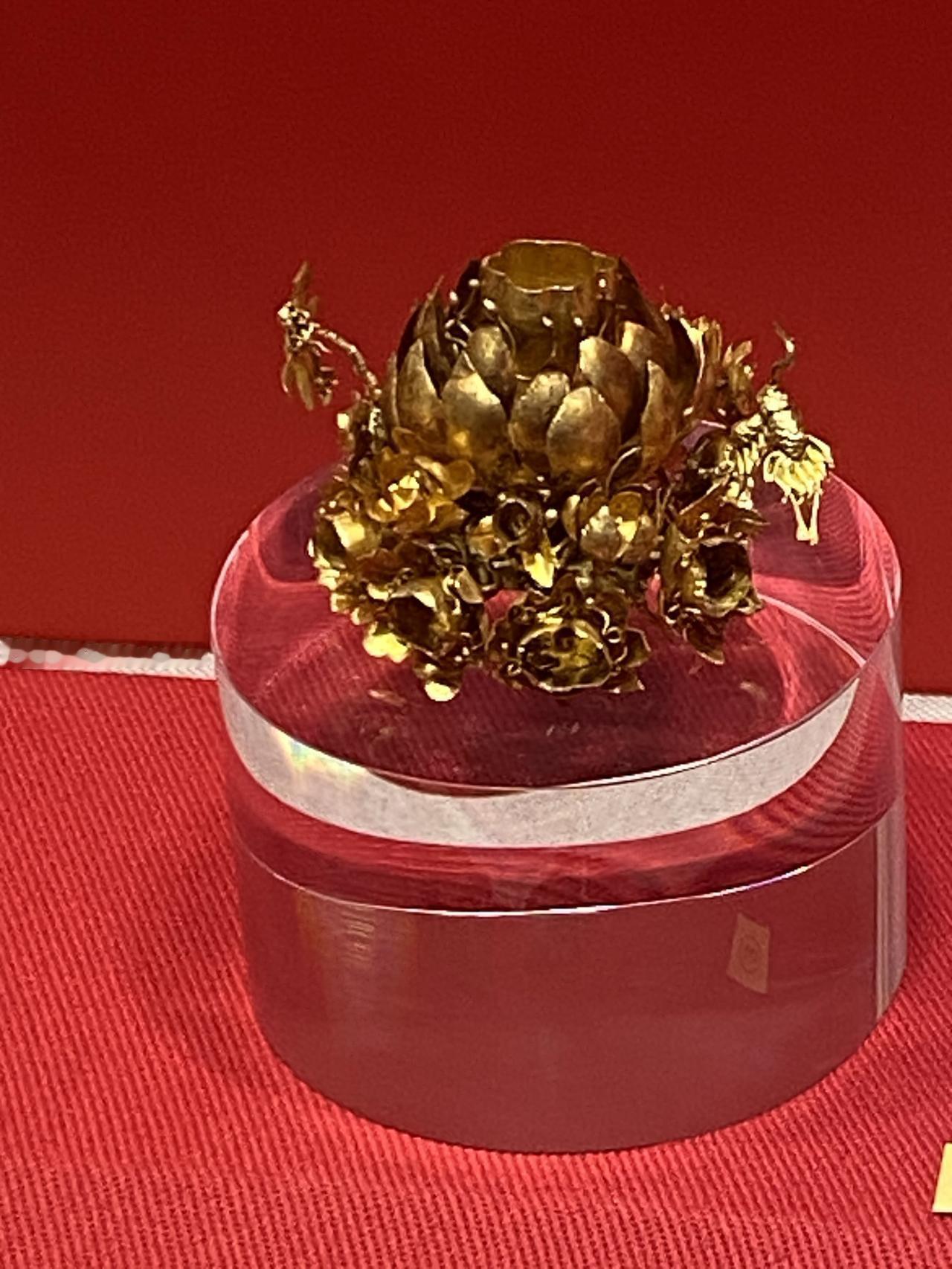 来自大明朝的金饰品，高超的技艺令人叹为观止，西方那些奢饰品跟这些根本没法比，这才