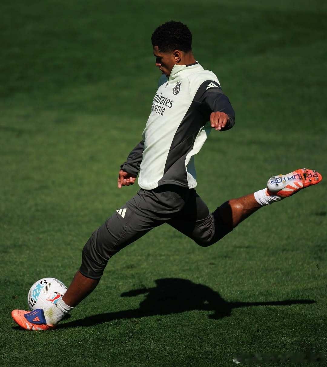 贝林厄姆：刻苦训练。🦾 ​​​