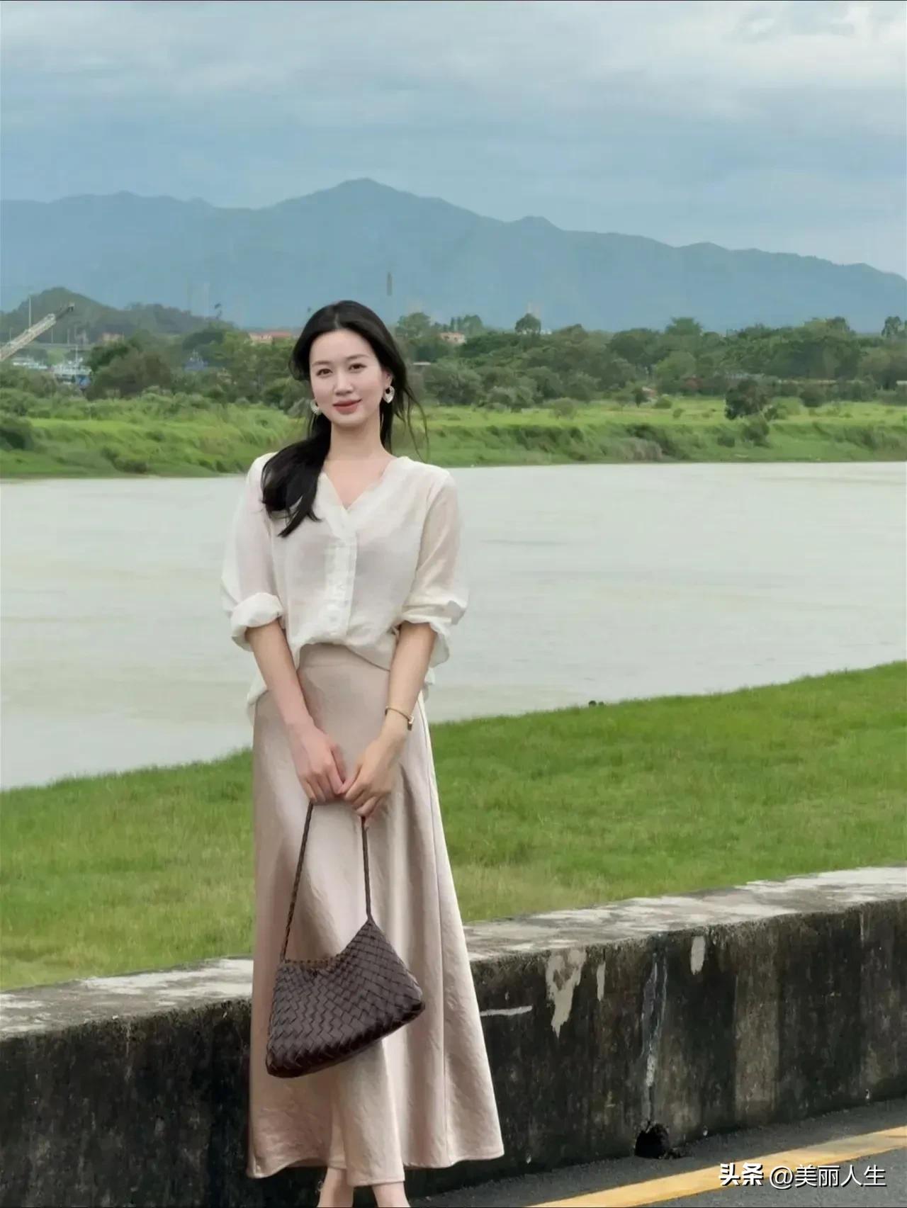 宽窄巷子 ，一个历史文化积淀深厚，充满老成都风情和市井生活气息的街区，是成都这个