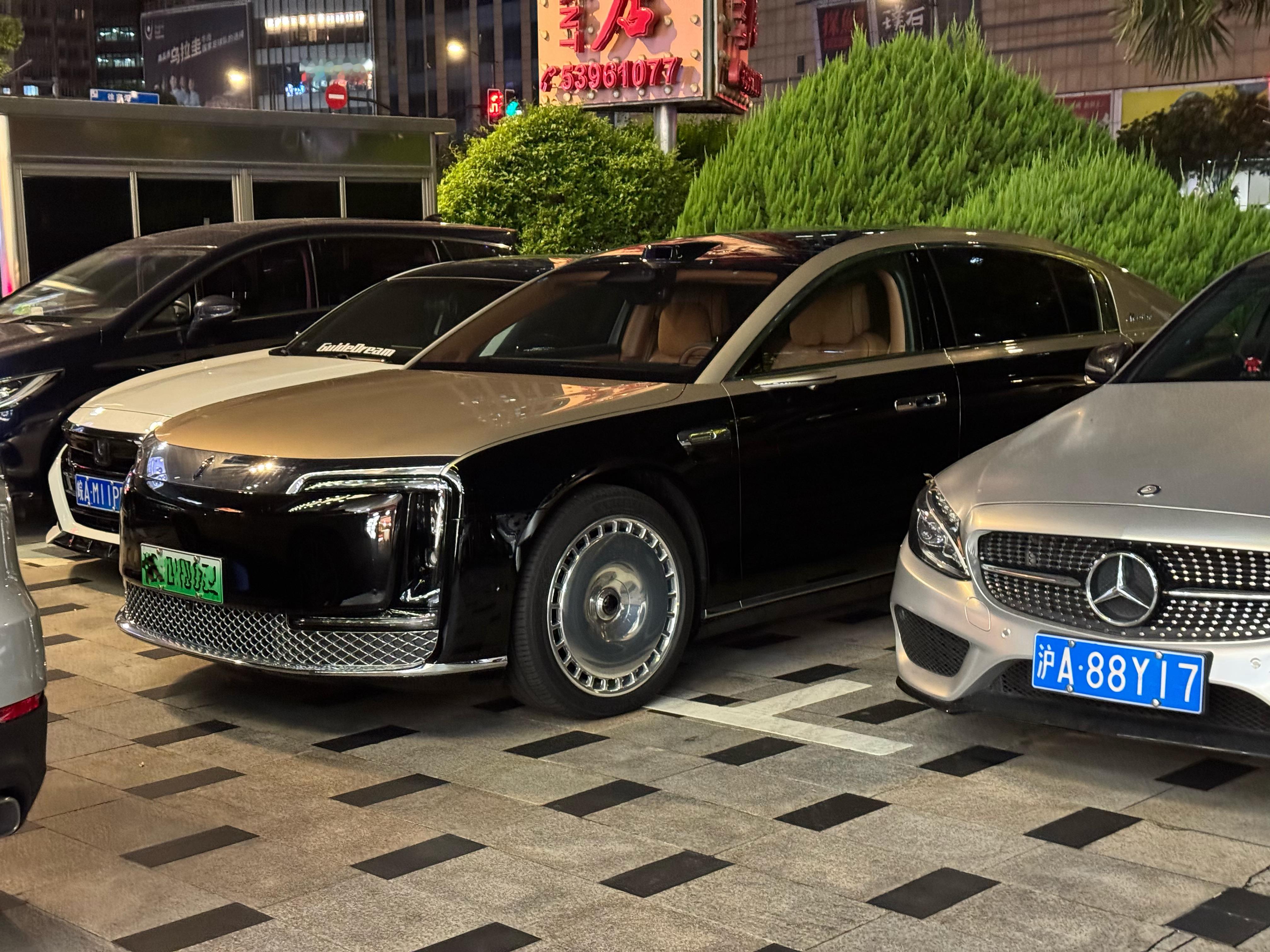 第一次见野生的尊界S800，这车是真大，停车位放不下。之前说过它的设计是很成功的