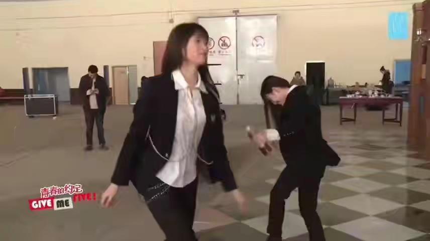 一笑定四方。
