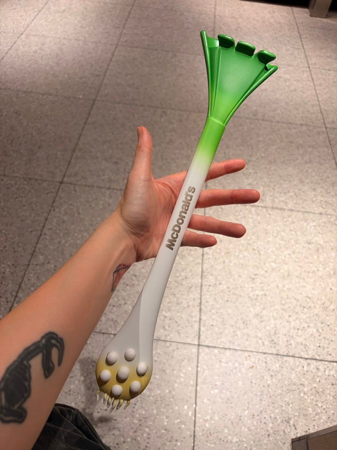 麦当劳《燕云十六声》联动按摩痒痒挠火到海外！海外推主Flo发布帖子晒出了在国内麦