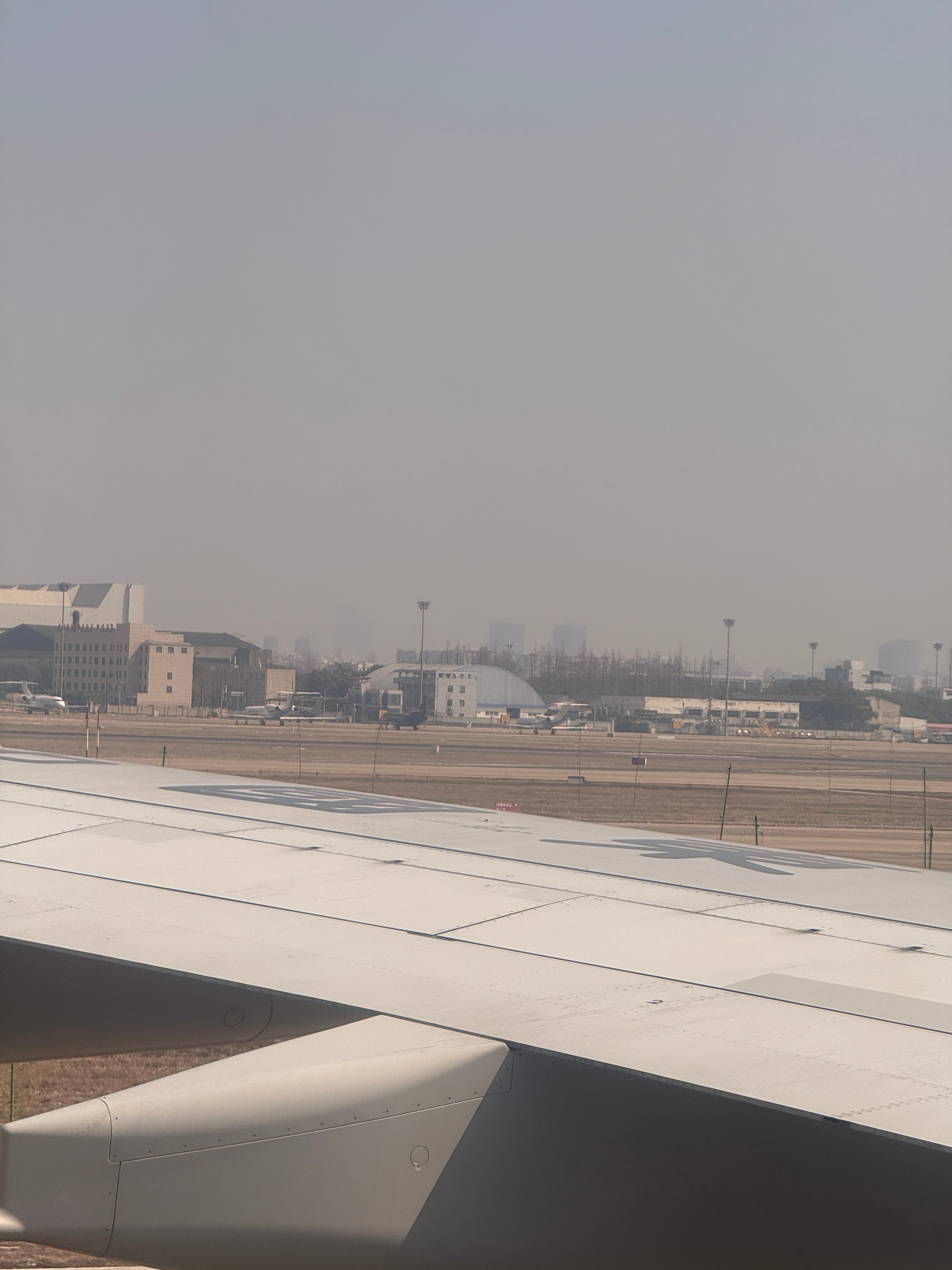 F1右边那个黑色的好像就是维斯塔潘的私人飞机