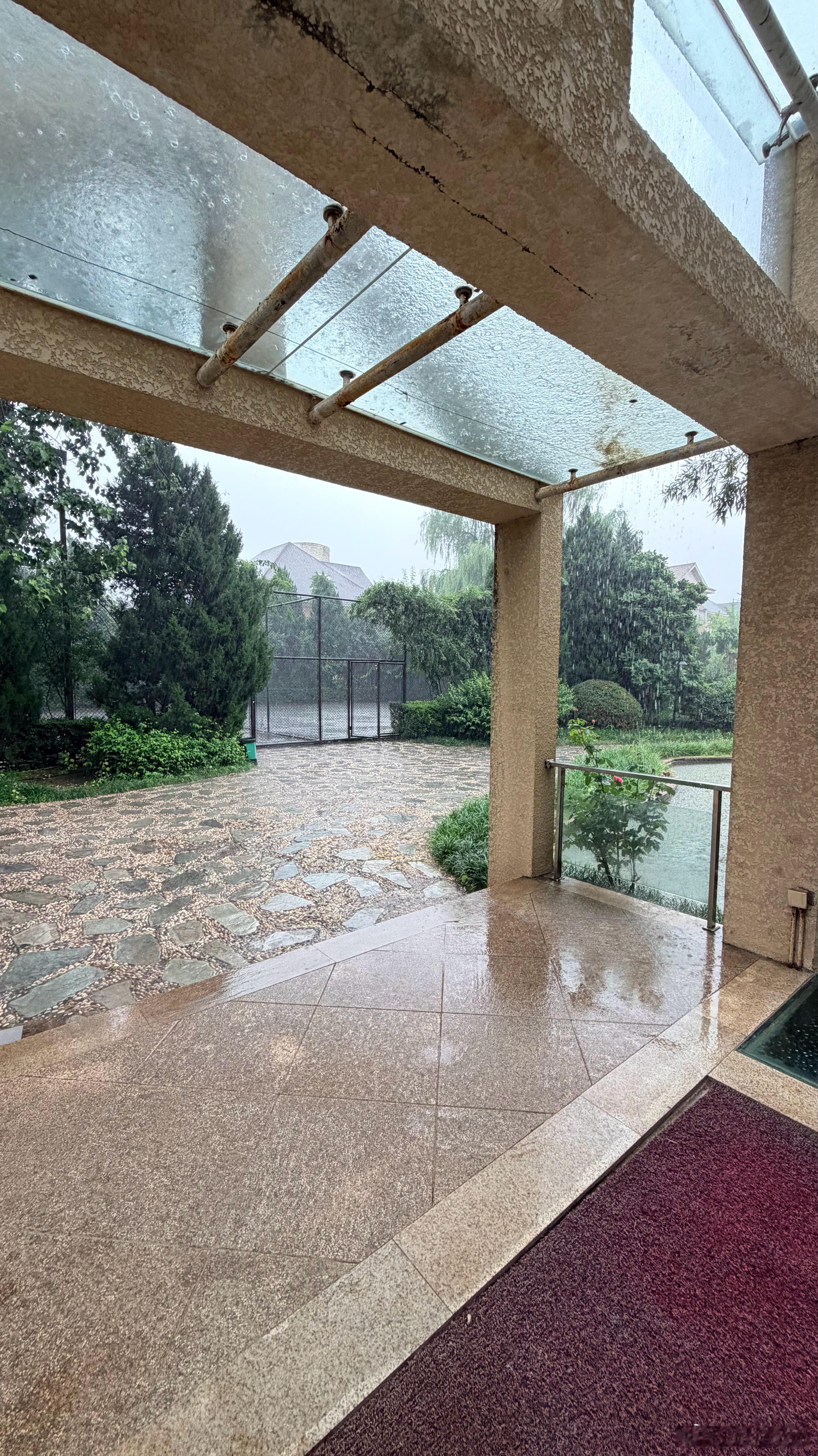 打了十分钟篮球被大雨拍在物业回不了家了 