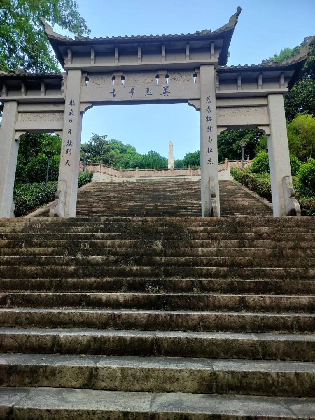 新中国成立前夕，有一批重要革命家为建立人民政权献出了生命。

据公开史料记载，这