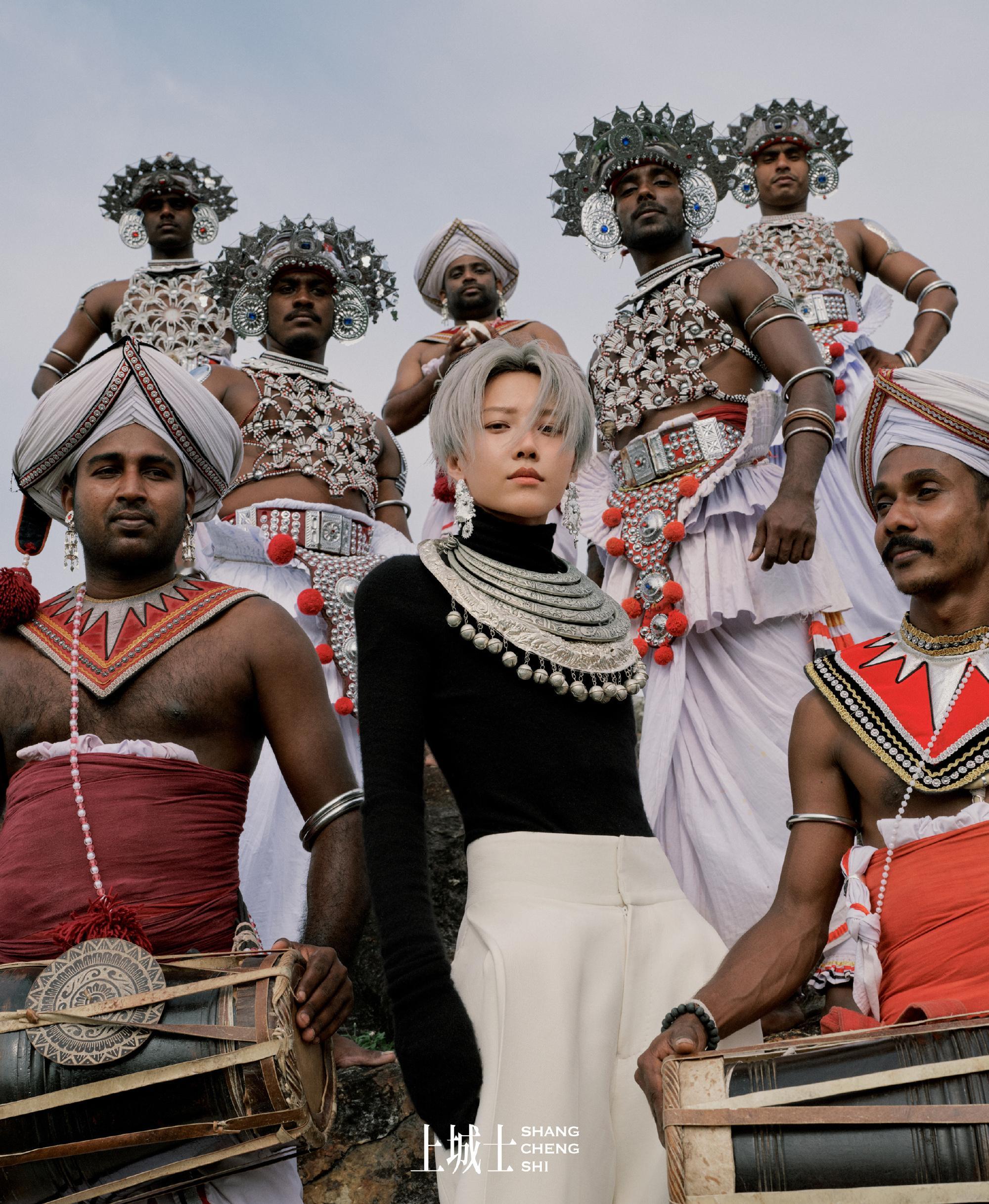 刘雨昕 上城士来了！很有意义的登封！超强的时尚表现力，小刘姐好美。解锁新刊并且首