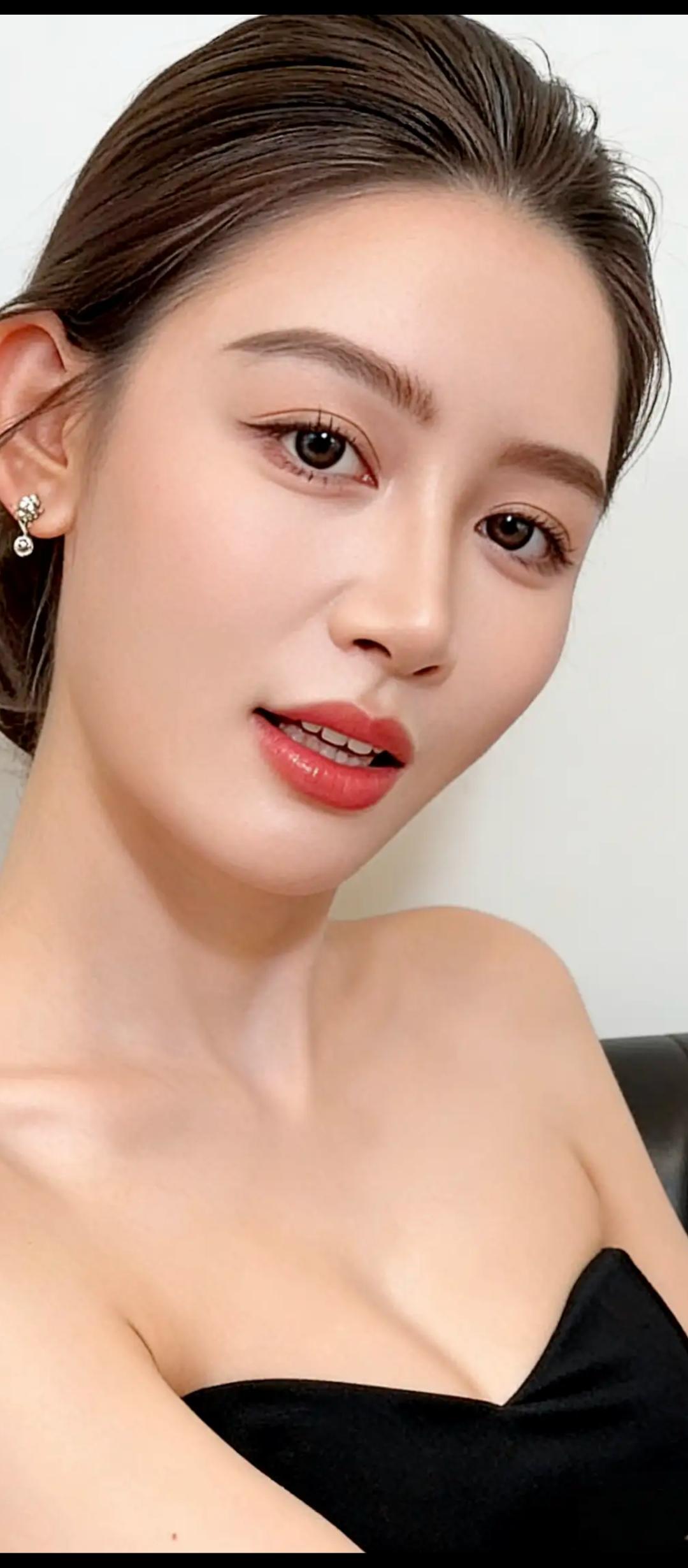 优雅黑裙，闪耀耳环，红唇微笑，完美女神范儿！💄✨