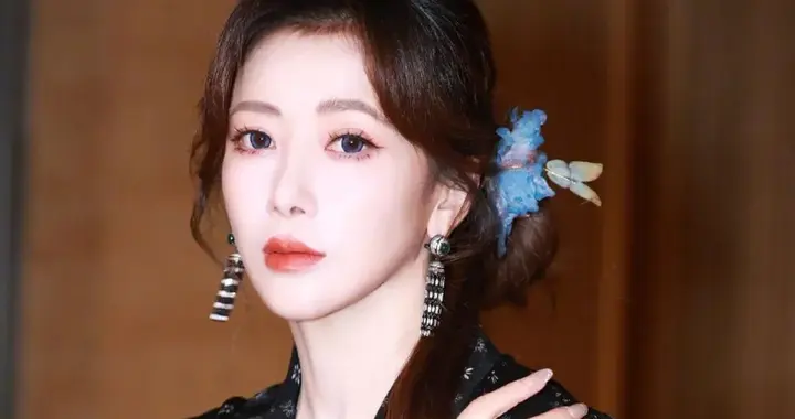 50岁女演员自曝曾3年没拍戏，做了12次试管，“天天和老公在马路中间抱着哭”