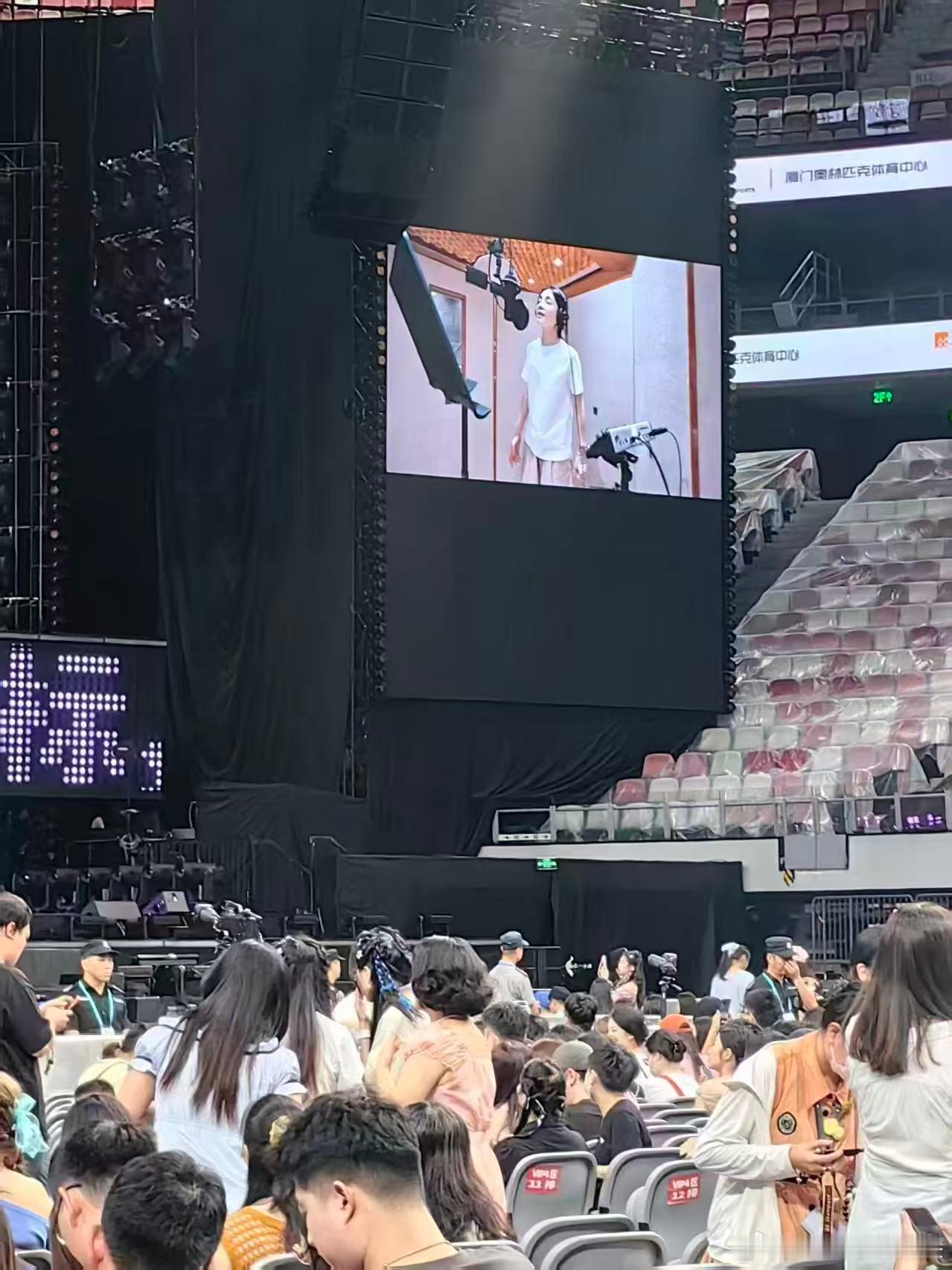 ella演唱会首唱八仙主题曲新歌刚发布就迎来现场首唱，Ella的live太有感染