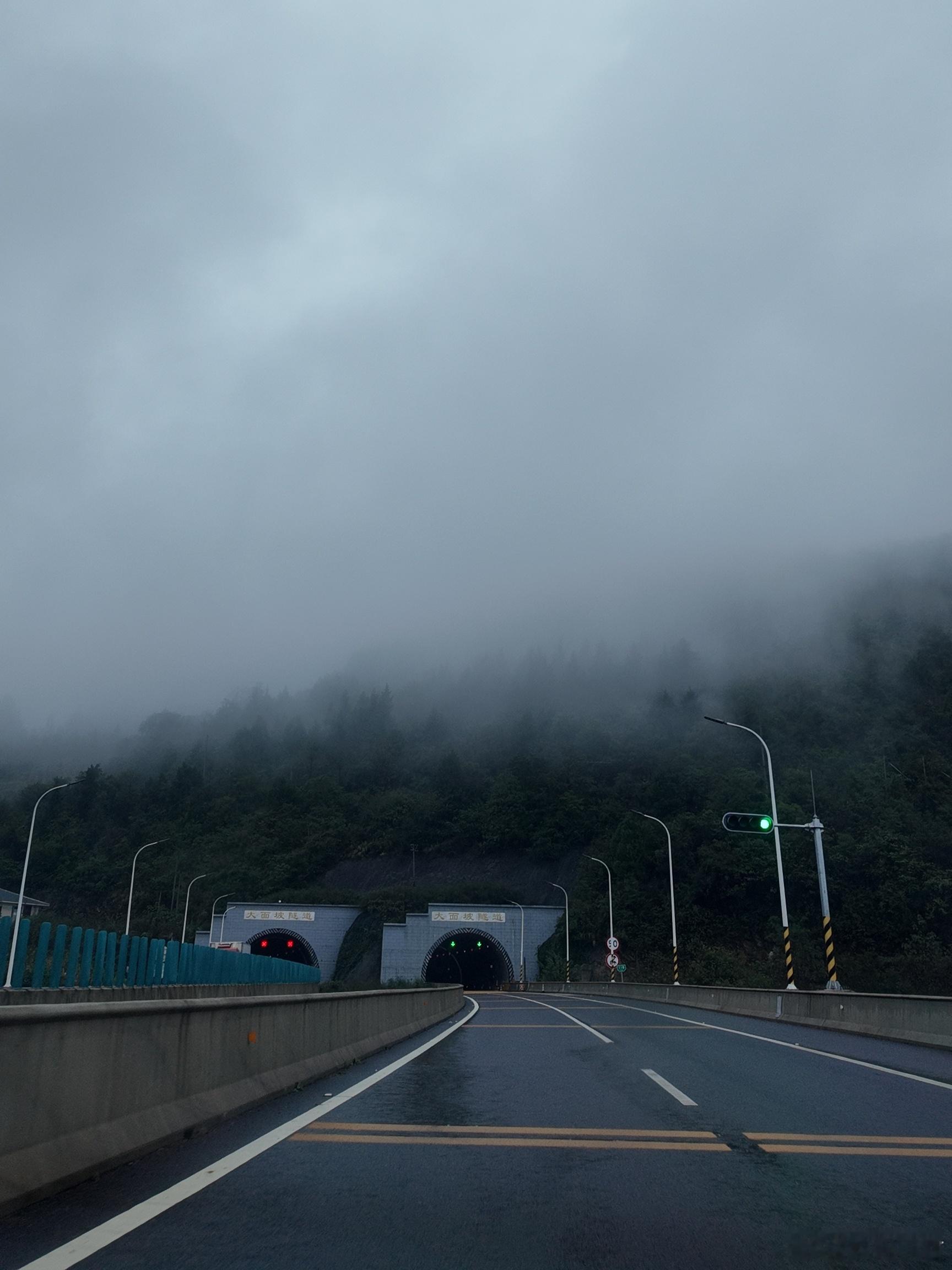 高速全面免费还有多远免费高速≈全员买单+堵到心梗+维修摆烂。全免费就别指望了，天