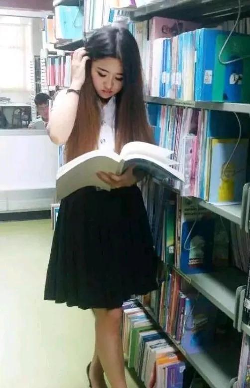 李连杰四个长发飘飘的女儿，她们都一样的淑女范，看来利智黄秋燕她们对女儿的家教还是