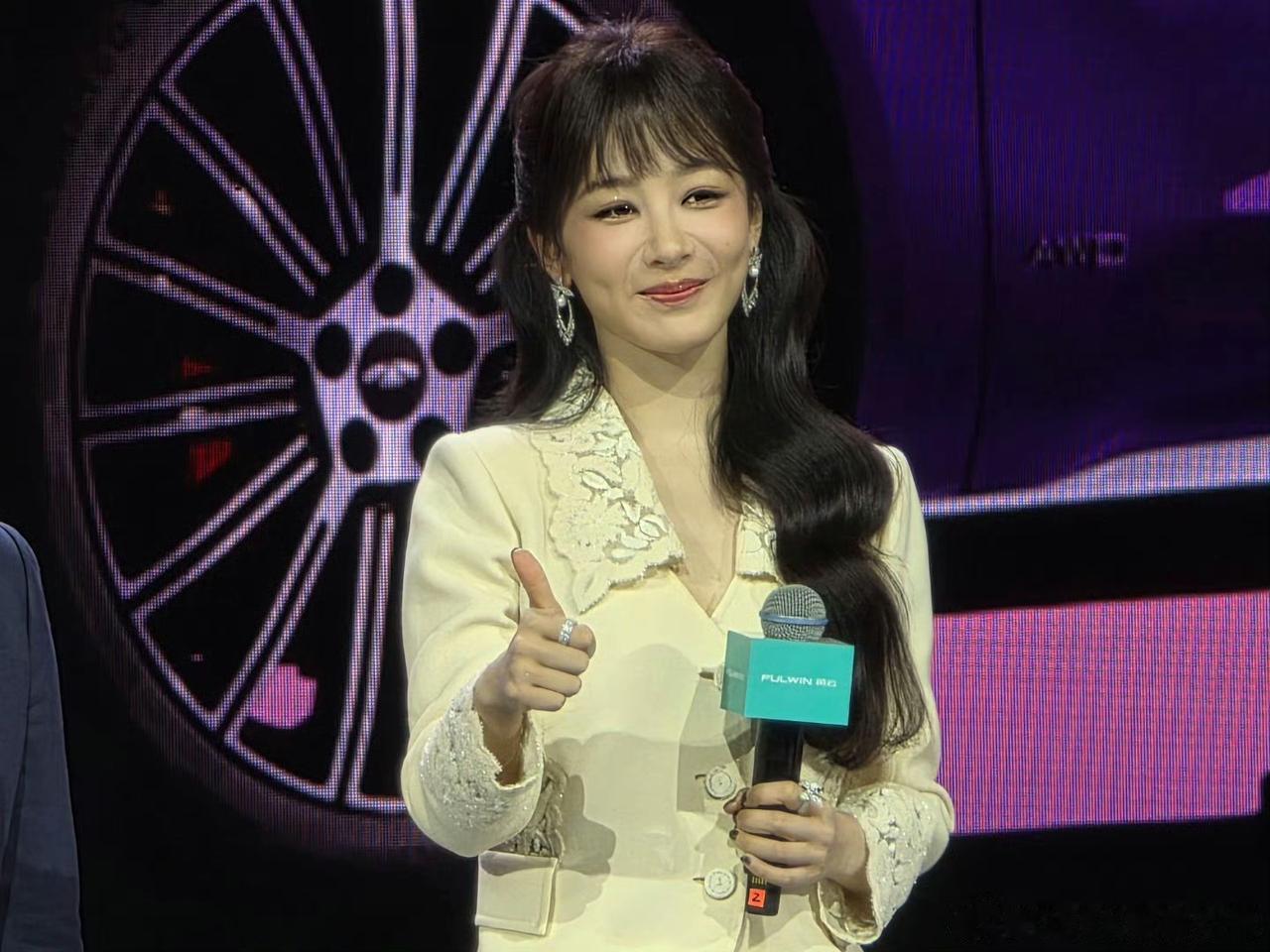 emm……，这衣服配上这笑容，确实蛮像女企业家的……

这祖传的笑容，以前还只是