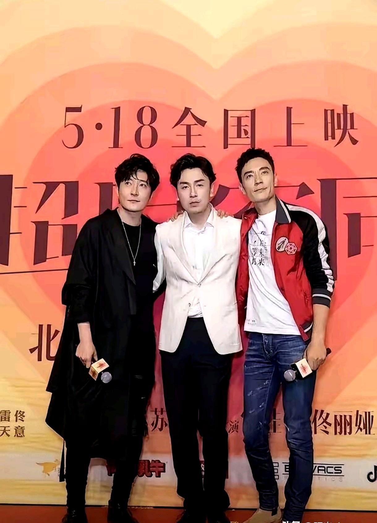 雷佳音1米15的大长腿，就这么被郭京飞霍霍了。
 
照片里，雷佳音184的身高，