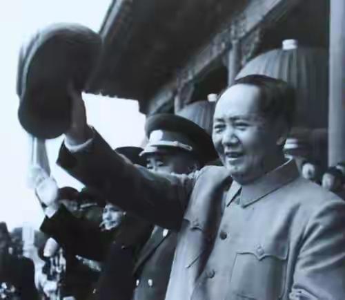 “中华人民共和国，中央人民政府今天成立了！”
这是1949年10月1日，毛主席站