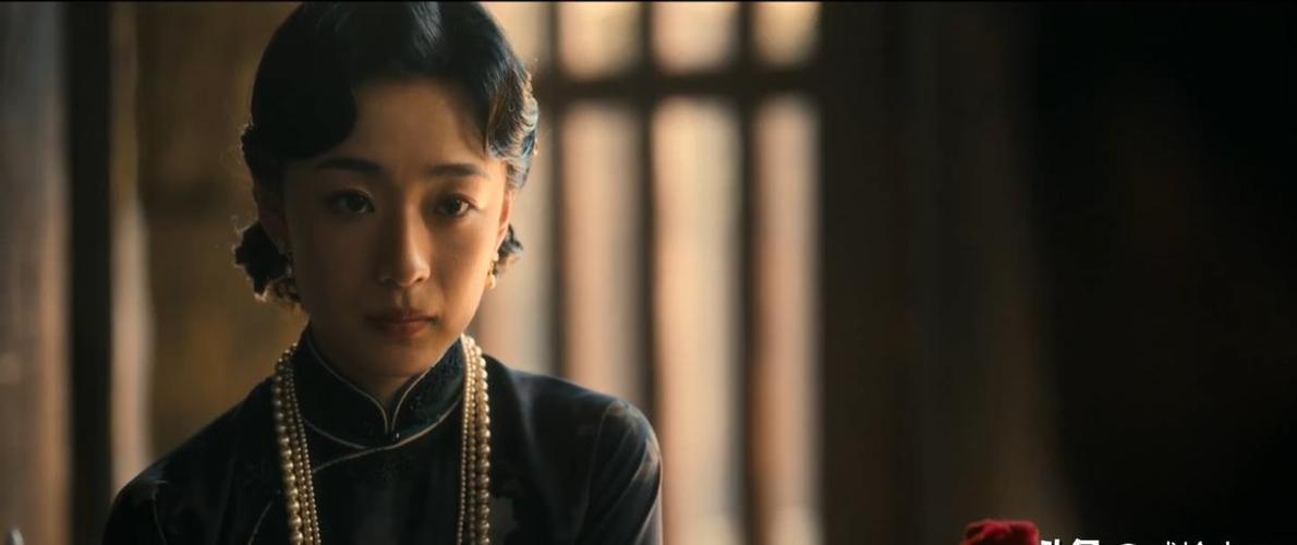 她这戴的是项链吗？就算是也不能叫项链了，太难看了，不禁让人想起了鲁智深与沙悟净。