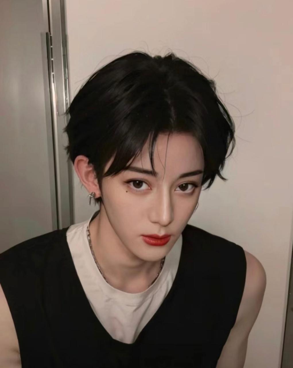 迪丽热巴超短发造型路透

迪丽热巴近日以超短银发造型惊艳亮相，引发热议。她首次尝