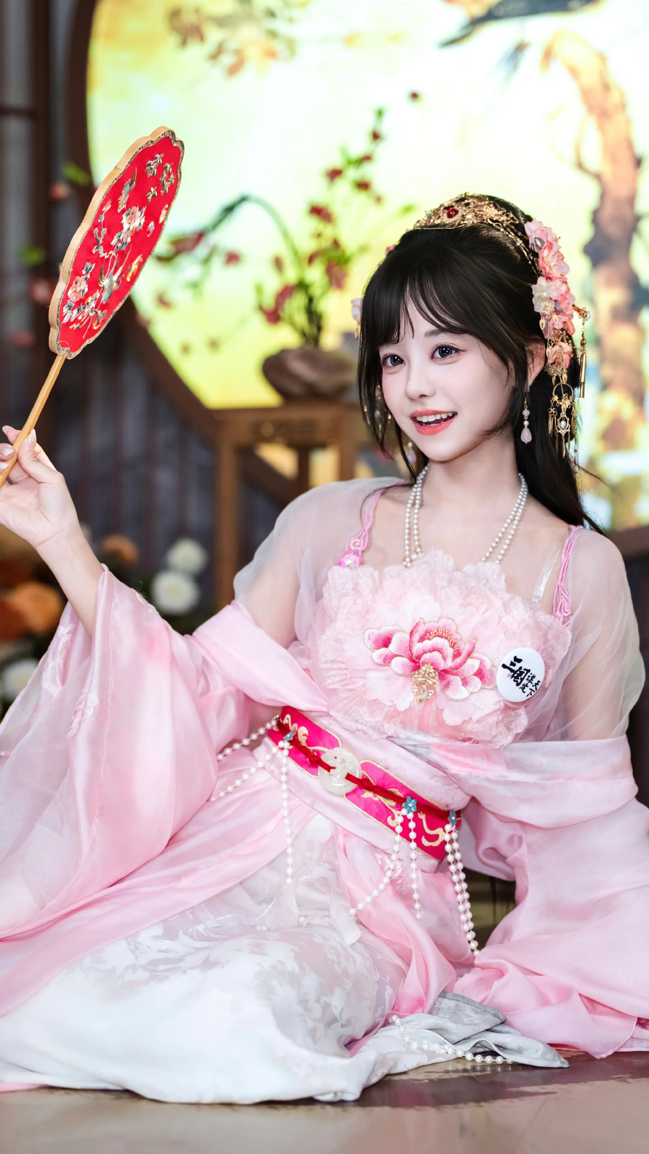 一袭粉衫，梦回三国千金大小姐。 眉眼温柔，笑意安然，不负韶华。