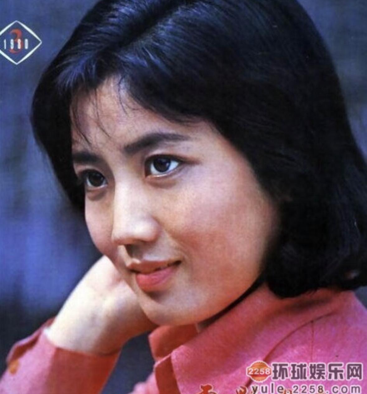 翻看两类女性照片，对比格外鲜明。一张是七八十年代老照片里的姑娘，五官清丽，全然是