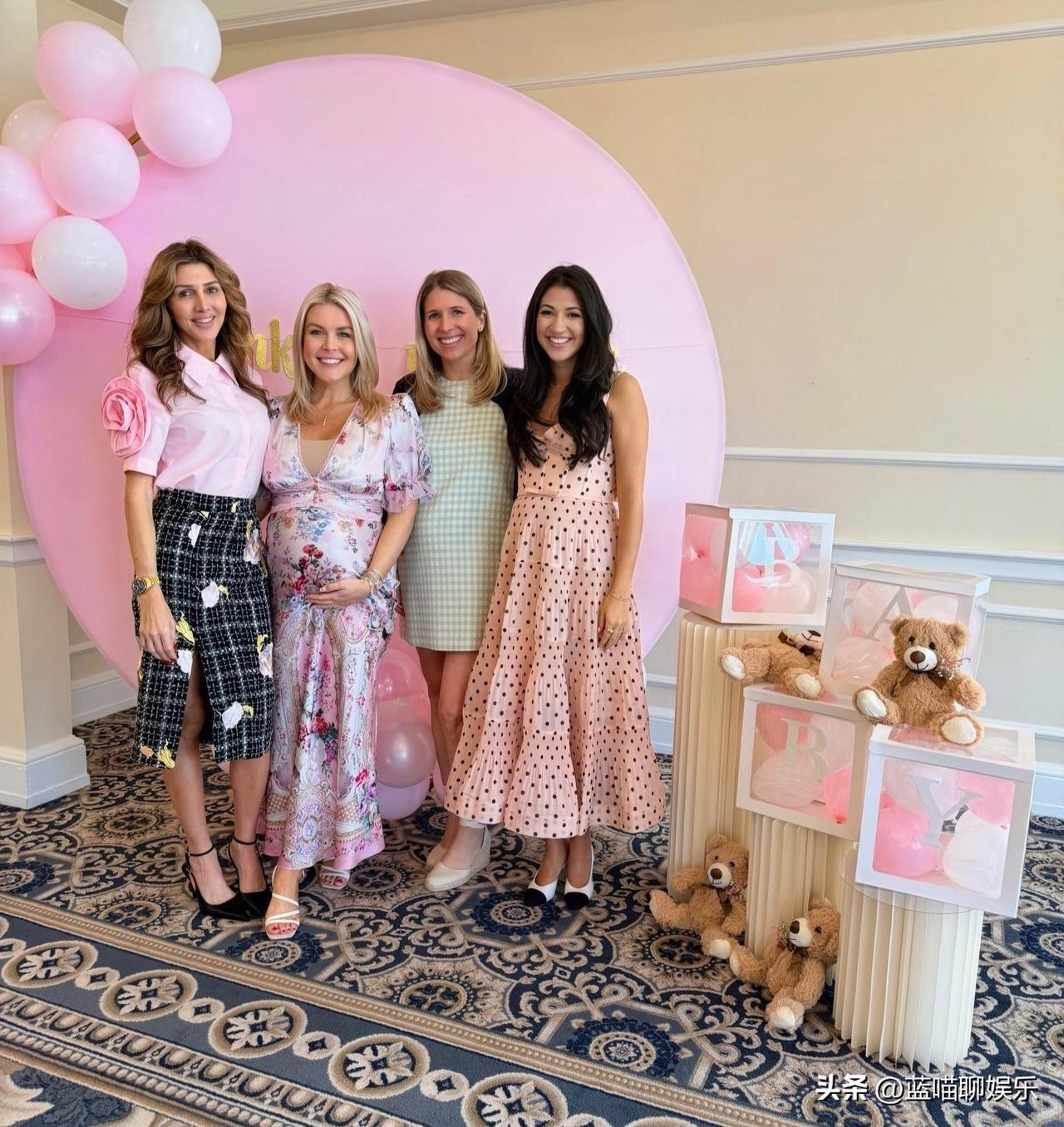 卡罗琳·莱维特的迎婴派对，她二胎怀的是个女孩。
白宫新闻秘书穿着一条紫粉色连衣裙