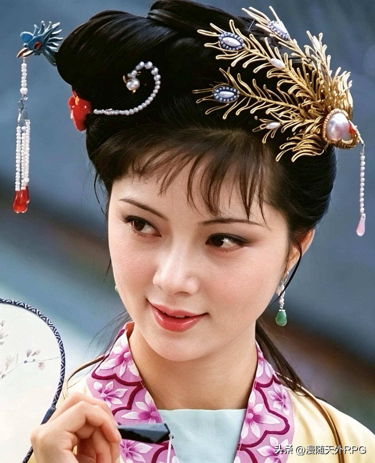薛宝钗 
    《红楼梦》影视戏曲版本众多，各版薛宝钗风采各异。

     