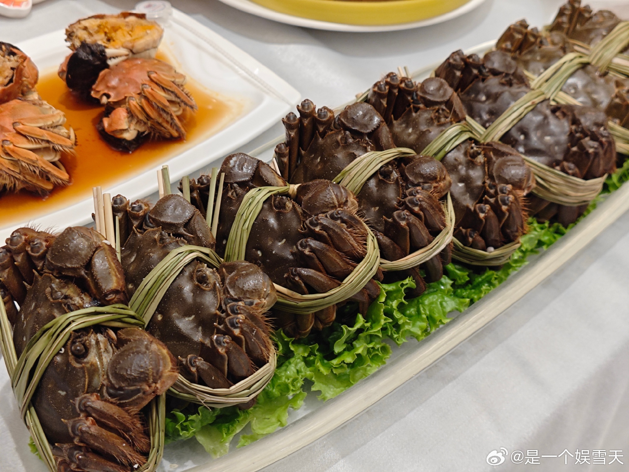 海鲜天花板当属螃蟹自带鲜甜肉质适配各类调味，百厨大战舞台上多款蟹菜出圈，明星评委