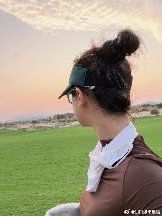 来看娱乐吴谨言身上淡淡的幸福感 吴谨言这组十八宫格太治愈了，海边烟花、草地与马，