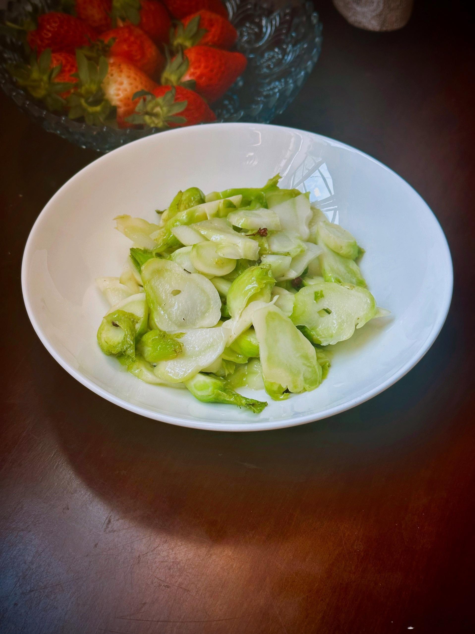 阳光太好，照耀着像是夏天的餐桌。花椒炝儿菜，卤猪头肉，泰式咖喱虾加了宁波年糕，炖