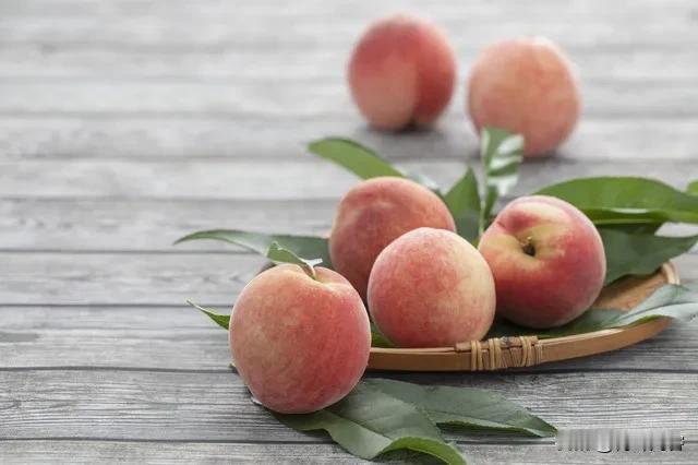 上联:当初月下同桃醉;
下联:此刻花前共榻吟。
让你的下联闪耀 谁来续上下联 我