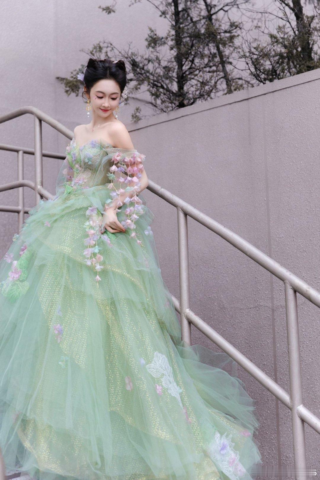 宣璐绿野精灵 被宣璐的“绿野精灵”造型美到了！蓬松卷发搭配森系长裙，眼神清澈如林