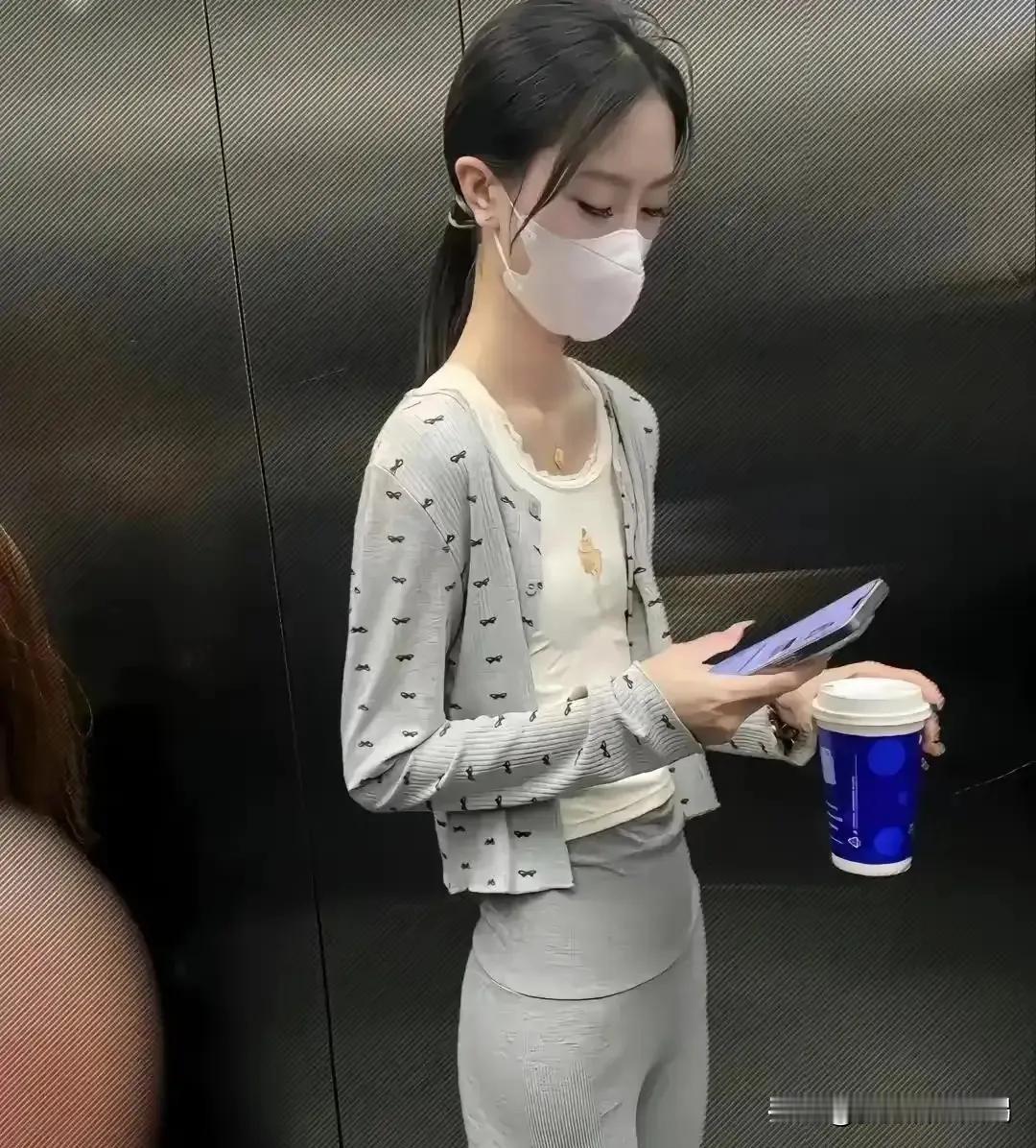 真不明白有些人是咋想的，公司小妹每个月就三四千的工资，却用着1万多的手机，每天必