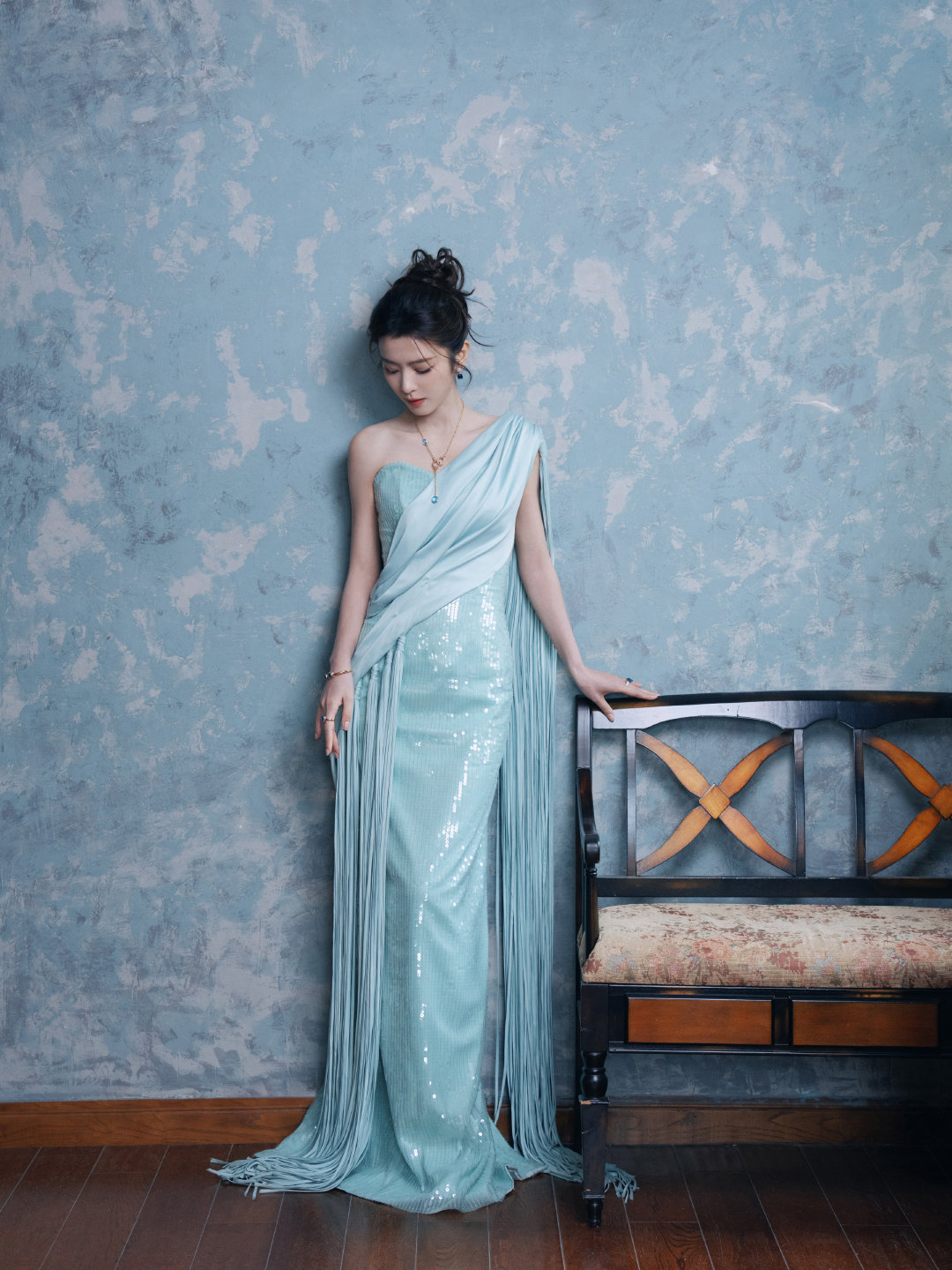 李云霄单肩亮片流苏裙 李云霄单肩亮片流苏裙，李云霄微博之夜红毯 造型出图，温婉大