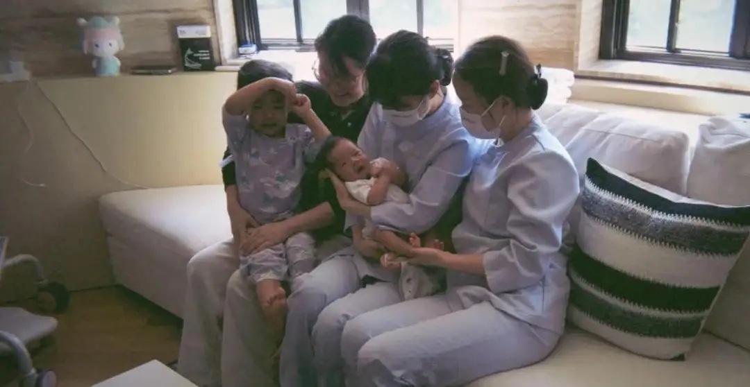 程晓玥晒月子照，一餐五菜一汤，俩人照顾儿子，老公帅气又体贴 
