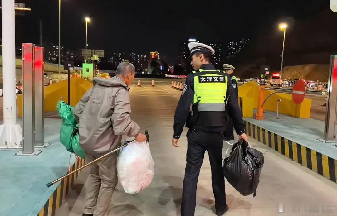 [心][心][心]【大理高速交警暖心救助迷路老人 及时消除道路交通安全隐患】
5