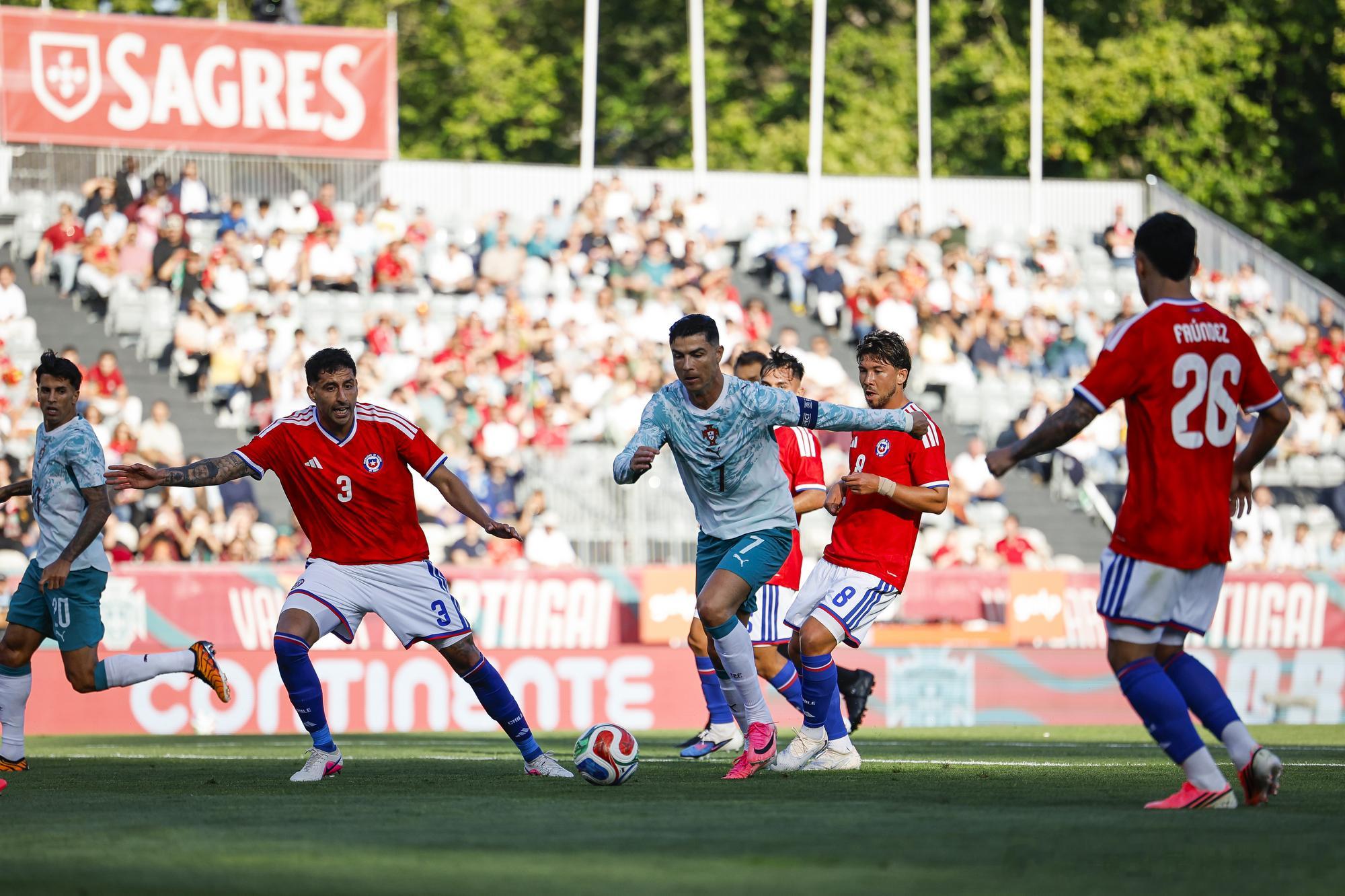 C罗在葡萄牙友谊赛2-1击败智利后，更新社媒：“正在备战世界杯💪🏽”世界杯