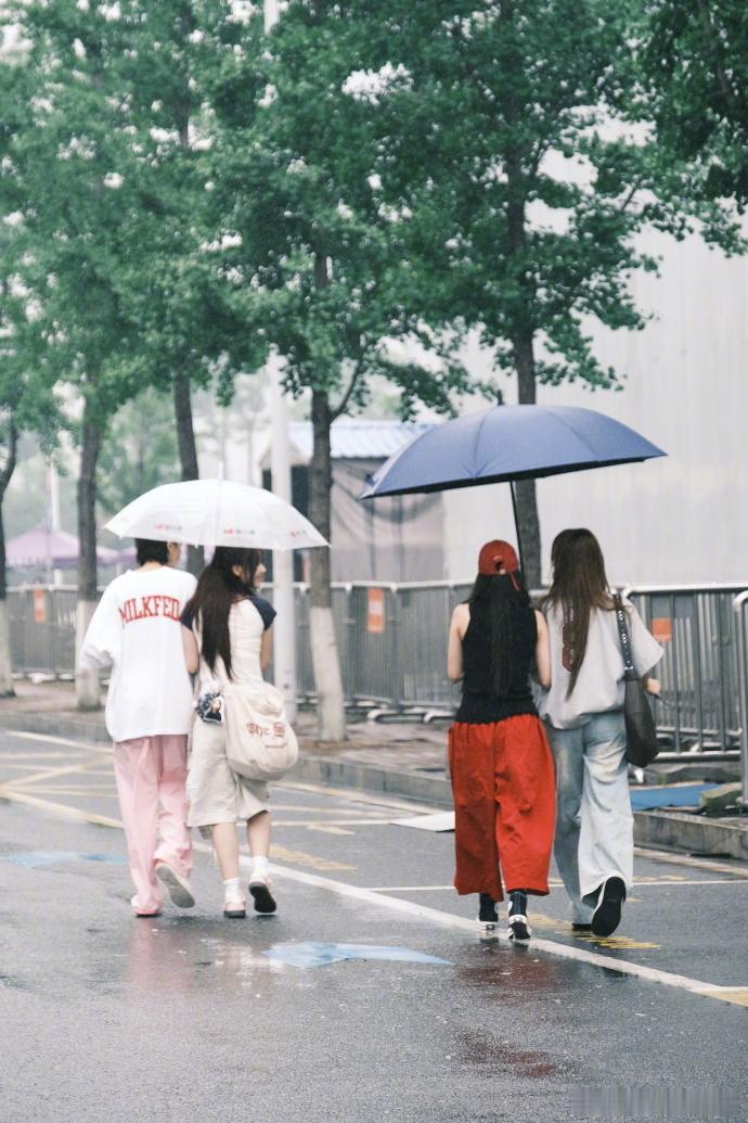 孟佳把宝莲组背影照放C位孟佳王霏霏撑伞背影照孟佳把宝莲组背影照放C位，孟佳王霏霏
