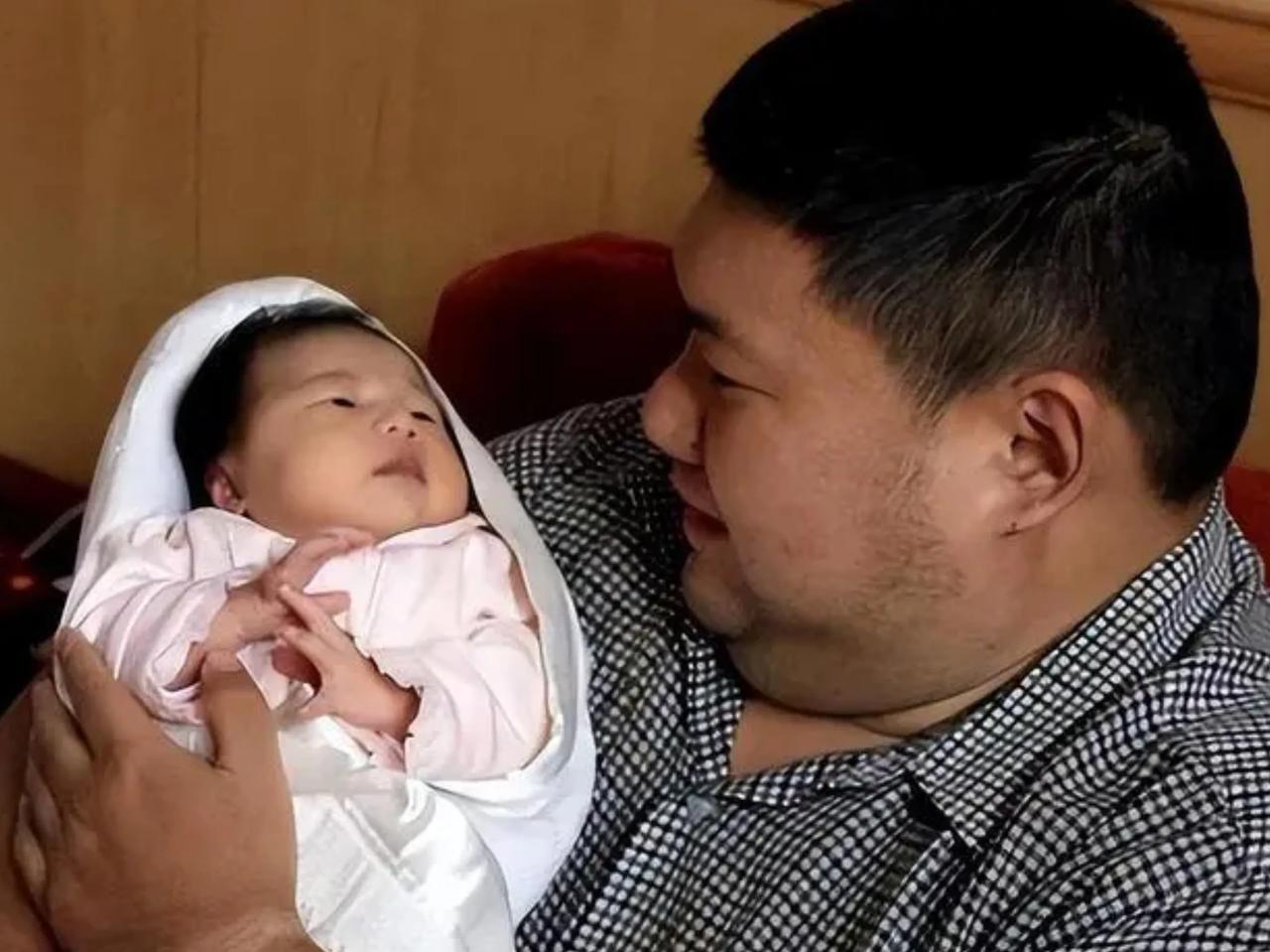 毛新宇与儿子毛东东不同时期的合影：从东东出生到上学读书，再到穿上军装，走上社会。