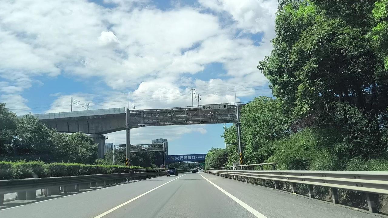 🚗自驾到长沙的路上，天空蓝得像被水洗过，白云堆得又软又近。北方的乌云天总带着压