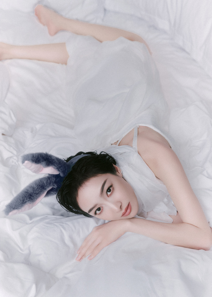 宋茜39岁生日状态 宋茜39岁生日照，超短发兔子耳朵，白裙好适合姐姐啊！39岁的