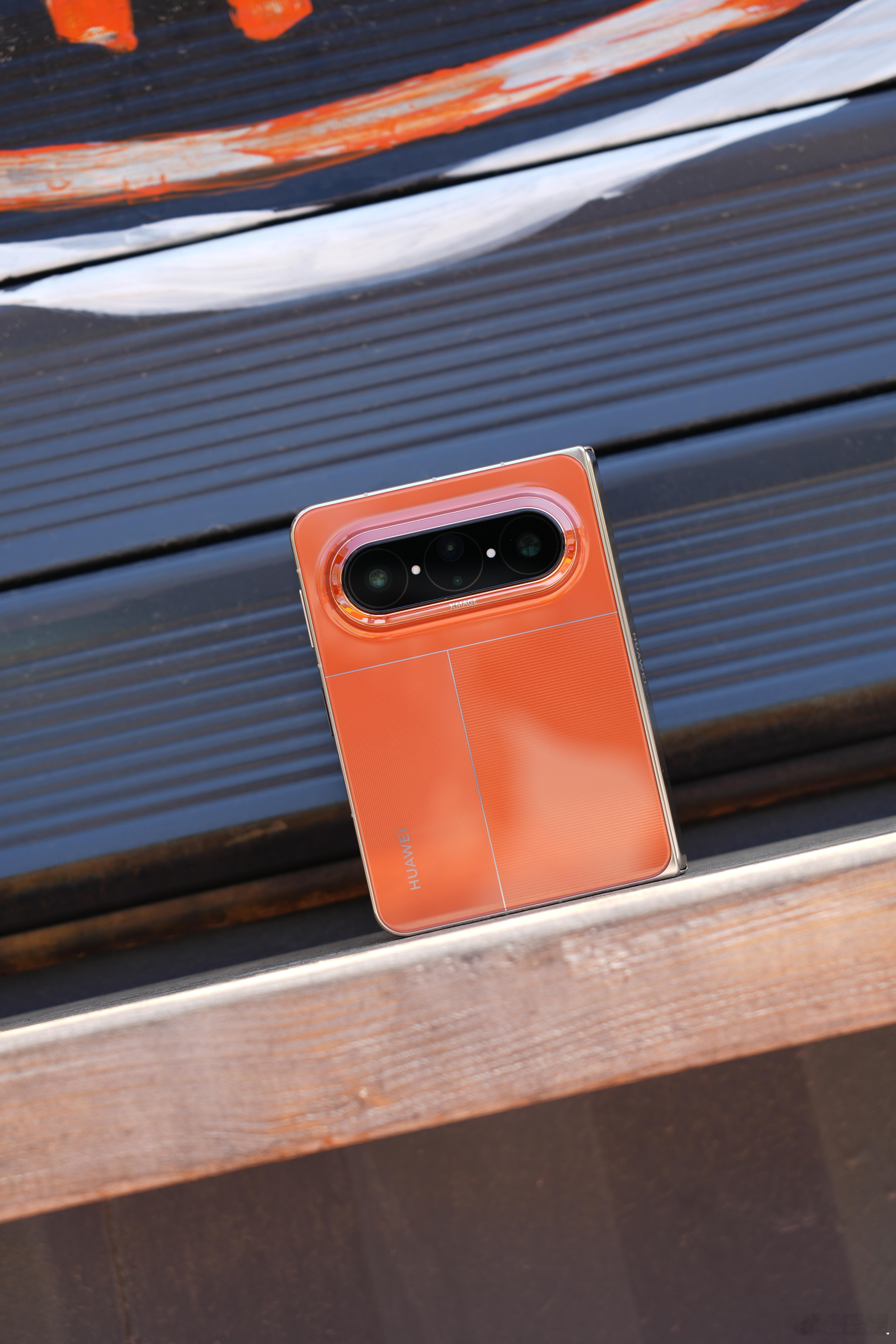 这个五一的新手机，华为Pura X Max活力橙，阔折叠这个品类我觉得特别适合追