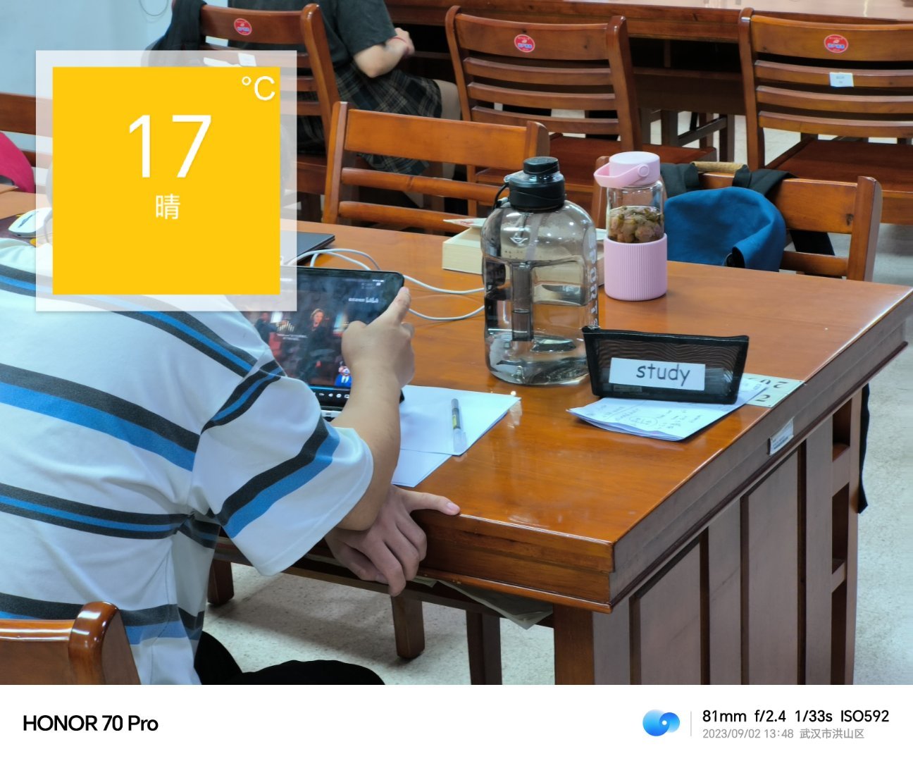 去年秋天看到的一个很有意思的场景，突然想起来了，各位看个乐就行。哈哈哈哈哈我的意