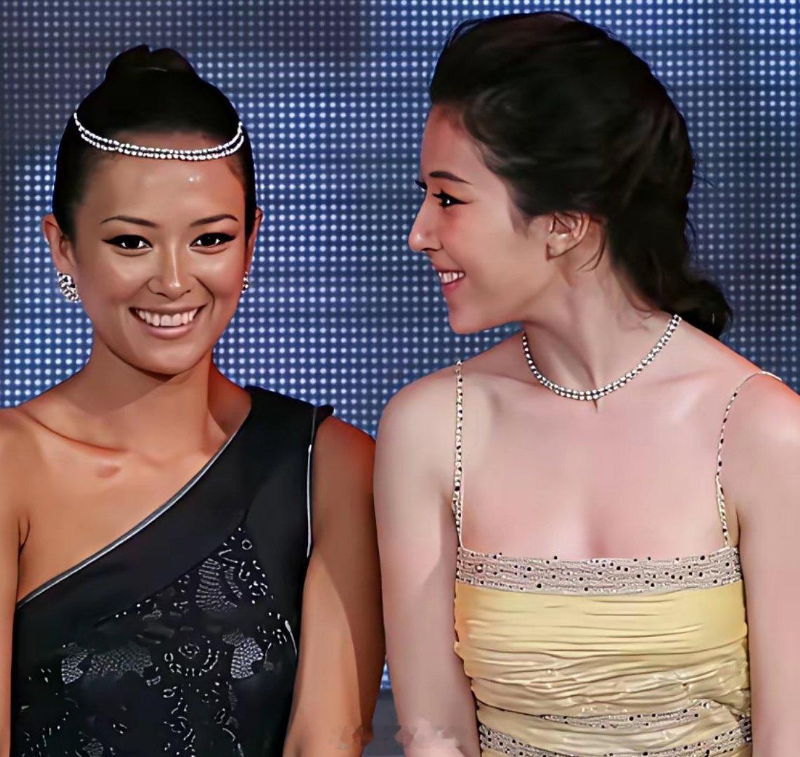 女明星长得白还是有好处的，看看刘亦菲就知道了，都把旁边的衬托成土妞了。 